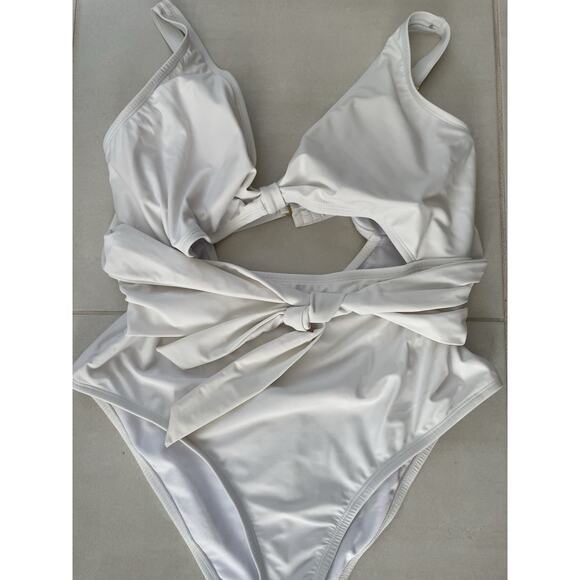 Fashion To Figure Swim Women One Piece Swimsuit Cut Out Swimwear - Picture 4 of 11